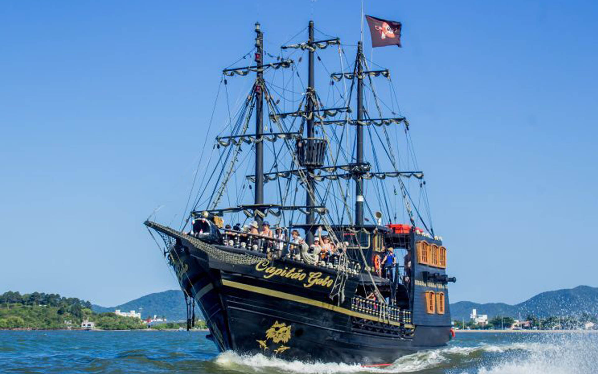 Ahoy, marujos! Embarquem em uma aventura inesquecível no Passeio de Barco Pirata em Piçarras!